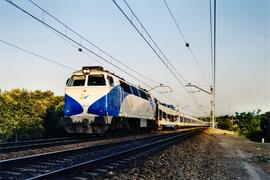 Locomotora diésel - eléctrica 333 - 102 de RENFE, fabricada por MACOSA y pintada en blanco y azul...