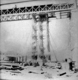 Puente de Matarraña, situado en el km 148,850 de la línea de Zaragoza a Barcelona, entre los muni...