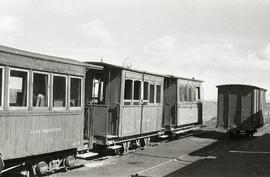 Coches de viajeros y vagón del Ferrocarril Valdepeñas a Puertollano