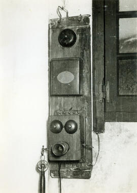 Teléfono de la estación de Busdongo de la línea de León a Gijón, situada en el término del munici...