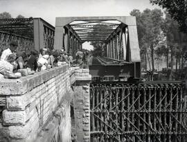 Sustitución del antiguo puente metálico sobre el río Duero, en las proximidades del km 237,514 de...