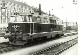 Locomotora diésel 2143.06 BB de los Österreichische Bundesbahnen (ÖBB), detenida en la estación d...