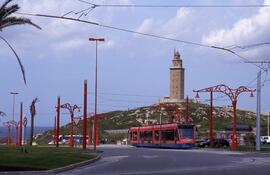 Tranvía Combino, fabricado por Siemens, en el trayecto de Castillo de San Antón a la Playa de Orz...