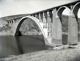 Viaducto Martín Gil o de Cabriles sobre el río Esla, en el km 23,043 de la línea de Zamora a La C...