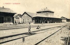 Estación de Tudela con un niño en la vía