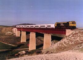 Composición de Talgo VII remolcado por locomotora diésel - eléctrica 319 - 323 de la serie 319 - ...