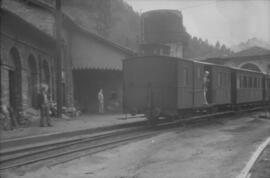 Composición de viajeros en la estación de San Pedro de los Ferrocarriles de Langreo (Gijón a Sama...