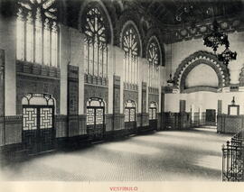 Vista interior del vestíbulo del edificio de viajeros de la estación de Toledo