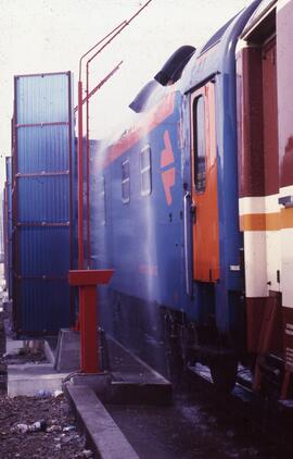 Limpieza de coches de viajeros del expreso Rías Altas en la estación de La Coruña - San Cristóbal