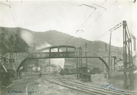 Paso superior en la entrada a la estación de Ujo de la línea de León a Gijón