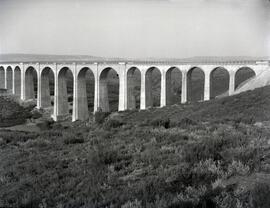 Viaducto de hormigón sobre el río Truchas, en el km 96,527 de la línea de Zamora a La Coruña, y s...