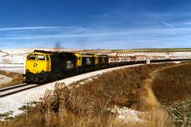 Locomotora diésel - eléctrica 333 - 070 de RENFE, fabricada por MACOSA y pintada en  amarillo y g...