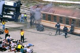 Extinción de incendio de un coche en el simulacro de accidente ferroviario