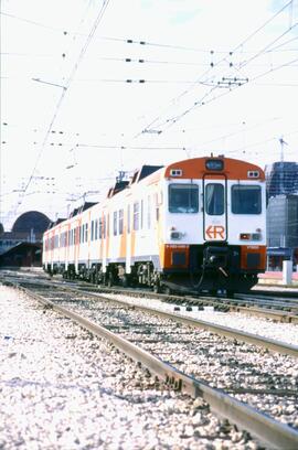 Automotor diésel RENFE de la serie 593, también conocido como "camello"