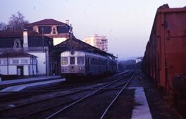 Estación de Valença do Minho de la línea de Vigo a Porto de la compañía portuguesa CP y automotor...