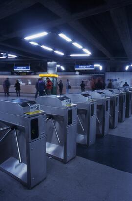 Canceladoras o validadoras de billetes del metro en Príncipe Pío