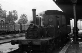 Locomotora 020-0201 nº 01 de la Compañía de Andaluces, remolcando un coche obrero de viajeros