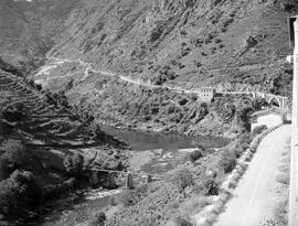 Estación de San Esteban del Sil. Salida estación, vías y paisaje