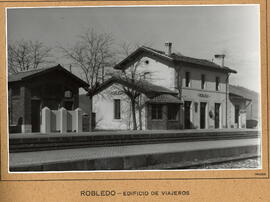 Edificio de viajeros en la estación de Robledo