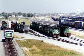 Vista de las locomotoras BN-9285 (SD60M) y la BN-7859 y la BN-6845 (ambas SD40-2), apartadas en G...