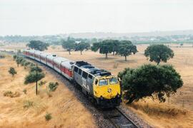 Locomotora diésel - eléctrica 333 - 106 de RENFE, fabricada por MACOSA y pintada en  amarillo y g...