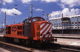 Locomotora diésel - eléctrica D.T. 1400 de mercancías de CP, detenida en la estación de Porto - C...