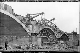 Sustitución de puente metálico en la línea Madrid a Badajoz, km 289,182. Trasladando las cimbras ...