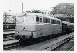 Locomotora eléctrica saliendo probablemente de la estación Budapest Keleti pályaudvar en Hungría