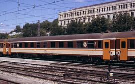 Composición de viajeros formada por coches de la serie 10000 de RENFE, con decoración estrella, e...