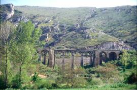 Puente o viaducto de Pangua de la línea de Madrid a Irún, situado en el municipio burgalés de Ame...