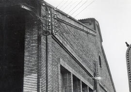 Líneas eléctricas en el muro de una nave de la estación de Zaragoza - Delicias de la línea de Cam...