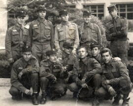 Personal militar perteneciente a la 23ª Promoción posando en Zaragoza.