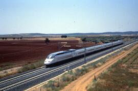 Composición AVE de la serie 100 circulando en la línea de alta velocidad de Madrid - Sevilla, a l...