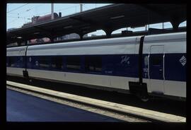 Composición de Talgo Pendular o Talgo 4 en Madrid - Chamartín, con logotipo de Largo Recorrido de...