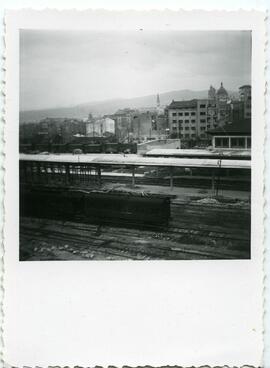 Nuevo edificio de viajeros y nuevas instalaciones de la estación de Oviedo de la línea de León a ...