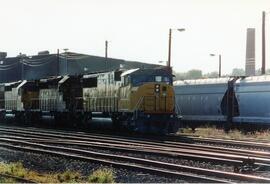 Vista de las locomotoras UP-6315 (SD60M), UP-3777 (SD40-2) y la UP-3803 (SD40-2), a su paso por C...