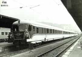 Locomotora diésel 6010.13 de los Österreichische Bundesbahnen (ÖBB), detenida en la estación de I...