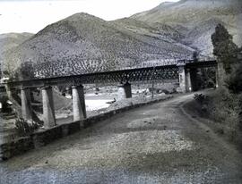 Puente metálico de 5 tramos y 183 m de longitud, con vigas en celosía enrejillada, situado en el ...