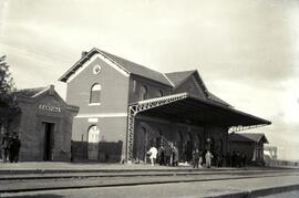 Estación de Cortes. Edificio de viajeros y servicios