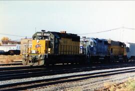 Vista de las locomotoras CNW-6819 (SD40-2), EMD-763 y UP-1740 (GP15-1), a la cabeza de una compos...