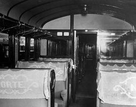 Interior de un coche de 1ª clase de un tren tranvía de la Compañía de los Caminos del Norte de Es...
