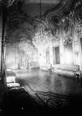 Salón de baile del Palacio de Fernán Núñez, antigua sede del Consejo de Administración de RENFE. ...