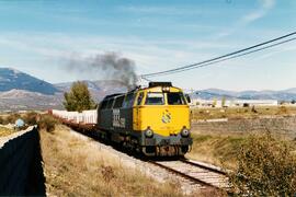 Locomotora diésel - eléctrica 333 - 090 de RENFE, fabricada por MACOSA y pintada de amarillo y gr...