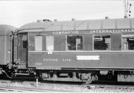 Coche cama WL 3927 de la Compañía Internacional Wagons Lits, formando parte de una composición de...