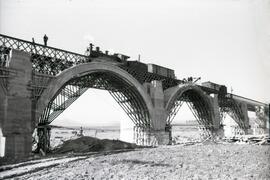 Sustitución del antiguo puente metálico sobre el río Guadiana. Línea de Mérida a Los Rosales (Sev...