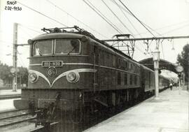 Locomotora eléctrica 2D2 - 9130 de la SNCF, detenida en la estación francesa de Aviñón - Centro (...