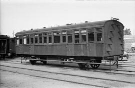 Coche de viajeros tipo A de RENFE en, posiblemente, la estación de Linares - Zarzuela