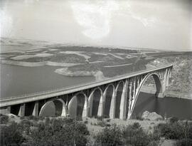 Viaducto Martín Gil o de Cabriles sobre el río Esla, en el km 23,043 de la línea de Zamora a La C...