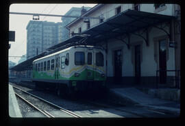 Automotor eléctrico de la serie 3150 de ET/FV para vía estrecha en la estación de Eibar del traye...