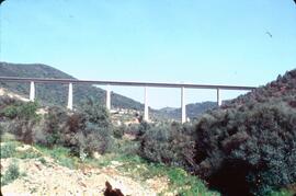 Puente en construcción de la línea de alta velocidad de Madrid a Sevilla, situado en el término d...